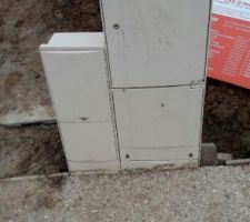 Coffret abîmé par intervenant et panneau P.C cassé