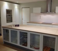 Vu meuble four , micro onde et porte à galandage ( pas entièrement finie)