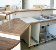 La suite de la pose de la cuisine.