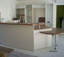 La suite de la pose de la cuisine.