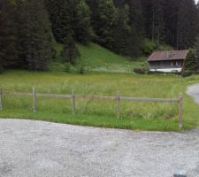 Le terrain depuis l'entrée du terrain du voisin nord
