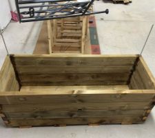 Une jardinière puis 2 autres à venir ....avec un garde corps à fixer sur les 2 tiges filetées !
