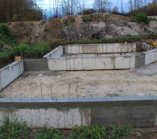 Clavetage des longrines: le ma&ccedil;on termine le travail avant la livraison des mat&eacute;riaux pour pr&eacute;parer la dalle la semaine suivante