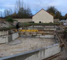 Clavetage des longrines: le ma&ccedil;on termine le travail avant la livraison des mat&eacute;riaux pour pr&eacute;parer la dalle la semaine suivante