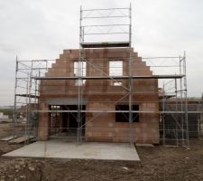 Vue arrière de la maison avec terrasse entièrement lissée....