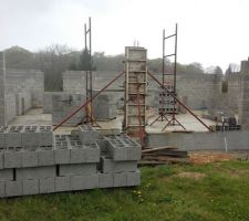 Mise en place du coffrage par 2 banches + bastaing et règles à panne. Coulage du béton sous la pluie