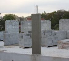 Décoffrage du poteau entre les 2 futures baies vitrées.
On voit très nettement le creux au sommet du poteau dû probablement à la pluie.