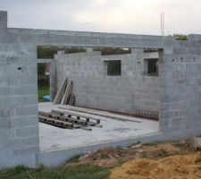 Clich&eacute; de l'entr&eacute;e garage ou je viens tout juste de retirer les &eacute;tais sous l'ensemble des linteaux. On voit &eacute;galement l'enduit hydrofuge effectu&eacute;.