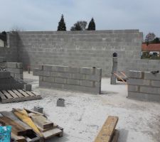 El&eacute;vation des murs int&eacute;rieurs. L'entr&eacute;e de la salle de bain &agrave; gauche et la chambre parentale &agrave; droite.