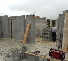 L'&eacute;l&eacute;vation des autres murs int&eacute;rieurs est presque termin&eacute; (pas de photo interm&eacute;diaire). Le premier linteau a &eacute;t&eacute; r&eacute;alis&eacute; (acc&egrave;s laverie).