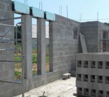 Ici les coffres du salon où il a fallu jouer de la ponceuse à béton pour avoir un alignement parfait des coffres. On voit également celui de l'entrée au fond.