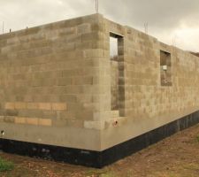 Mise en place de l'enduit bitumeux autour de la maison (3 couches à la spatule). Ici on voit très nettement la pente que fera le terrain naturel. Il se peut que je redélimite cette pente, on verra bien.