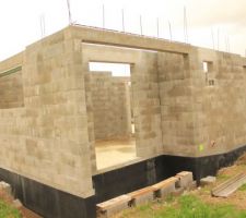 D&eacute;coffrage de ma poutre BA faite avec ossature de 15x15 enchev&ecirc;tr&eacute;e soit 4 filants de 10 et 4 de 14 + cadres de 6. La partie sup&eacute;rieure sera reprise dans le cha&icirc;nage et la dalle d'&eacute;tage + acrot&egrave;re (retomb&eacute; d'entr&eacute;e de 3,4m).
On peut l&eacute;g&egrave;rement voir mon regard vers le tout &agrave; l'&eacute;gout  en bas &agrave; gauche de la photo.
Le bombage jaune fluo repr&eacute;sente ma sortie d'eau pluviale en 80mm qui passera &agrave; l'int&eacute;rieur de la maison vers le regard.