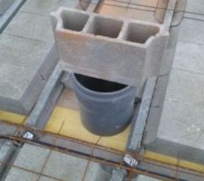Emplacement réservé pour le tube à linge qui reliera la salle de bain de l'étage à la buanderie du rez-de-chaussée.