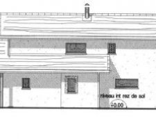 Vue de la façade nord avec garage double à gauche et porte d'entrée "cachée" au centre, perpendiculaire à la vue. L'ensemble porte garage/entrée est sous abri grâce au prolongement de la toiture.