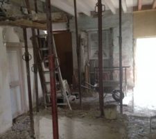 Déboîtage d'un mur porteur pour agrandir le salon et avoir un champs de tir pour les fléchettes...