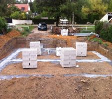 Fondation coulées et livraison des parpaings creux de 0.2m pour le vide sanitaire
