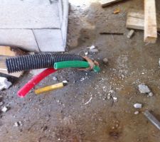 Gaine diam90 noir et diam 40 rouge pour EDF et 1 diam40 verte pour TELECOM ald de 2 vertes pour TELECOM !!! Le Macon doit repercer la dalle pour ajouter les gaines manquantes...