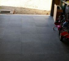 Revetement de sol en plaque dans le garage, mieux que le ciment brut de la dalle