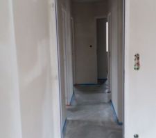 Préparation en cours. La chape est coulée depuis une semaine