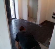 Pose du carrelage dans l'entrée.