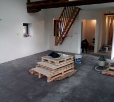 Pose du carrelage dans la pièce principale.