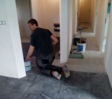 Pose du carrelage dans l'entrée et le couloir.