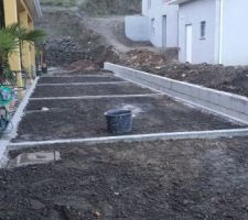 Préparation du chantier en pavé gris avant la pose du goudron.