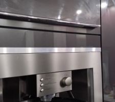 Pose d'un profil de finition pour la cafetière avec 1 plaque en inox.