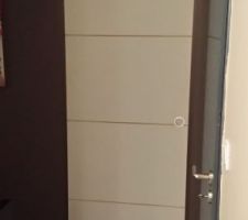 Pose des portes coulissantes du dressing et SDB parentale.