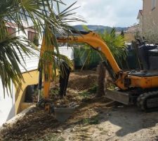 Préparation du terrain pour la mise en place des massifs et le semis du gazon sport.