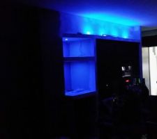 Habillage en placo de l'armoire en pharmacie.
Installation et branchement des spots à leds de déco.