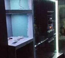 Habillage en placo de l'armoire en pharmacie.
Installation et branchement des spots à leds de déco.