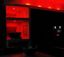 Habillage en placo de l'armoire en pharmacie.
Installation et branchement des spots à leds de déco.