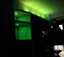 Habillage en placo de l'armoire en pharmacie.
Installation et branchement des spots à leds de déco.