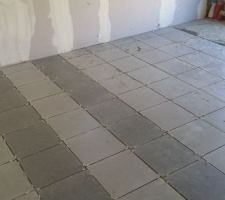 Pose du carrelage avec ce qu'il restait de la construction.
En 40x40.
complété avec du BCDT.