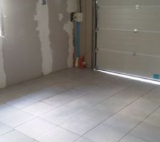 Pose du carrelage avec ce qu'il restait de la construction.
En 40x40.
complété avec du BCDT.