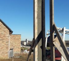 D&eacute;coffrage des poteaux sismique en beton arm&eacute; 
Poteaux obligatoire dans la r&eacute;gion. 
La mise en oeuvre ne se fait pas &agrave; l'aide de blocs creux mais par en coffrage et coulage de beton apr&egrave;s la mise en place du ferraillage