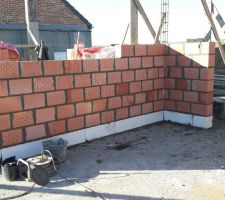 Élévation des murs porteurs,
Une bande de diba d'étanchéité ensuite un tas de bloc ytong en béton cellulaire hydrophobe puis les blocs porotherm de 19mm