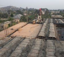 Mise en oeuvre du plancher interm&eacute;diaire avec hourdis et nervures.