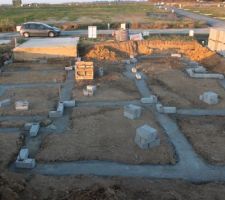 Semelle faite et parpaings arrivés