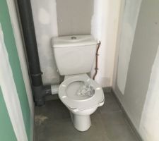 2 WC.... et pourtant un seul et même toilette ?!? 
en fait petite erreur du plombier ces WC au sol ont été installé alors que j'avais commandé des WC suspendu....