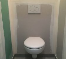 2 WC.... et pourtant un seul et même toilette ?!? 
en fait petite erreur du plombier ces WC au sol ont été installé alors que j'avais commandé des WC suspendu....