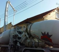 La pompe &agrave; b&eacute;ton est de nouveau l&agrave; pour la dalle du 2nd &eacute;tage