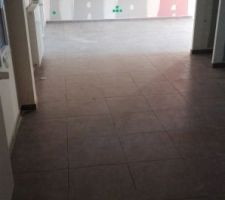Carrelage vu de la cuisine vers le séjour