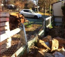 Dégâts sur la clôture lors du remblaiement Bravo le terrassier !!!