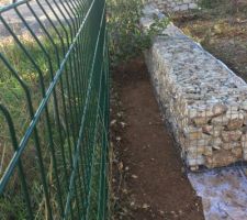 Gabions plus haie devant.