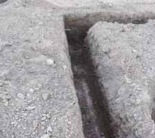 En bas, tranché >1m pour attraper le dur (rocher)