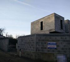 Le mur de clôture et son arase sont finis, avec les découpes en attente pour le gaz et la boite aux lettres