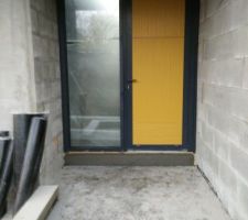 Seuil de la porte d'entrée décoffré